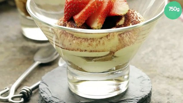 Tiramisu aux fraises et aux biscuits roses