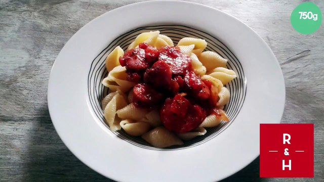 Pâtes aux saucisses fumés et sa sauce tomates pimentée