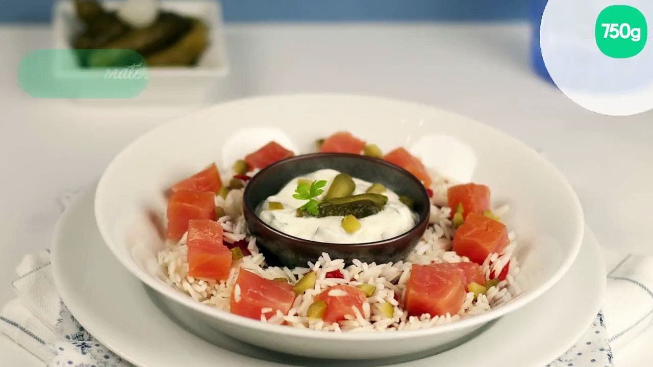 Méli-mélo de riz basmati au saumon, sauce au fromage blanc et aux cornichons