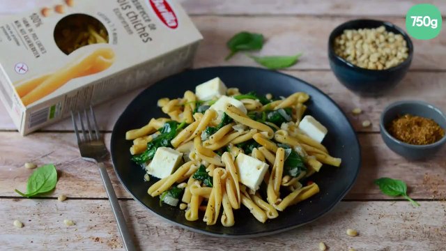 Casarecce de pois chiches, pousses d'épinards, pignons de pin et feta rôtie