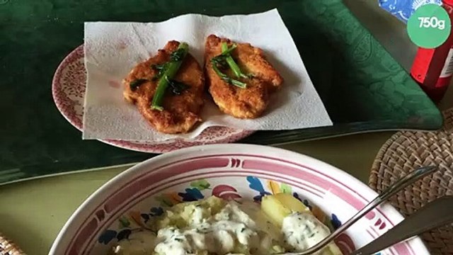 Poulet pané au parmesan, pommes de terre au four et sauce à la ciboulette