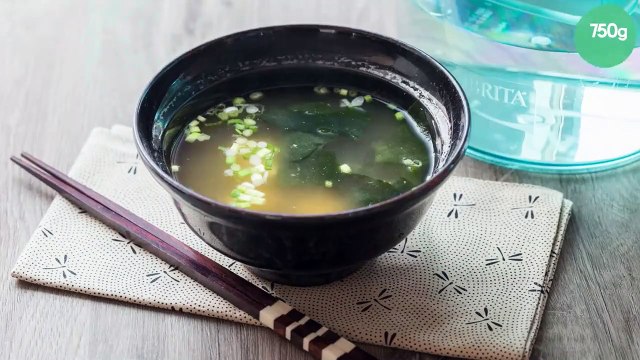 Soupe miso au tofu, cébette, algues wakamé et dashi en poudre