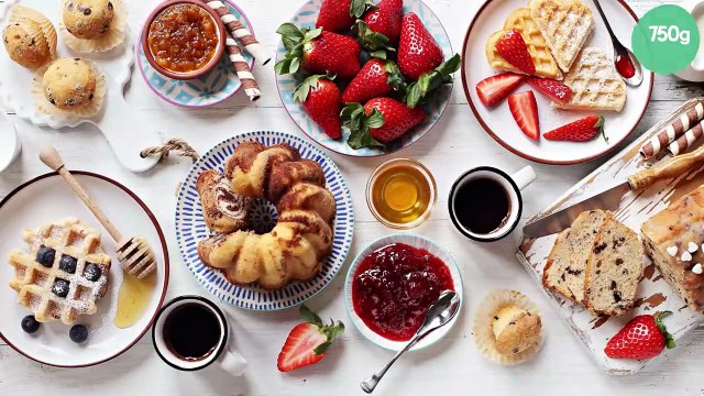 Charlotte aux fraises et biscuits roses de Reims