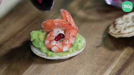 Blinis au guacamole, crevettes et grenade