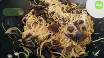 Nouilles chinoises sautées aux champignon noir