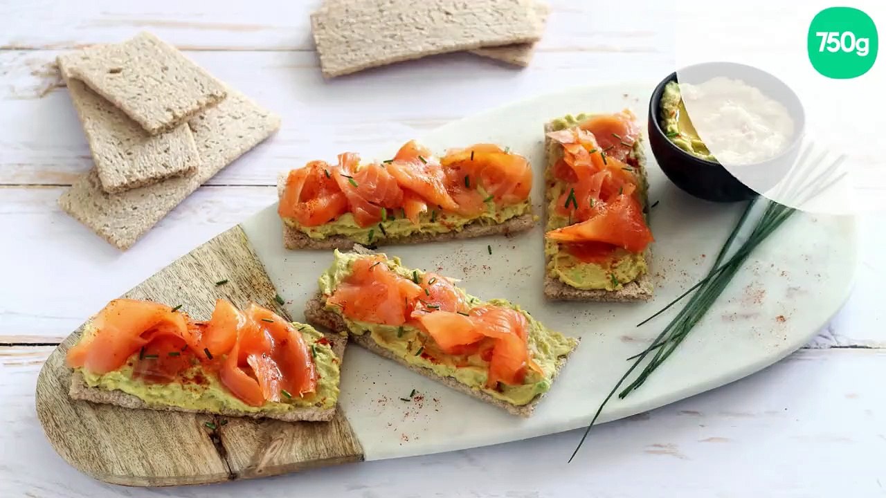 Tartines craquantes au houmous d'avocat et saumon fumé