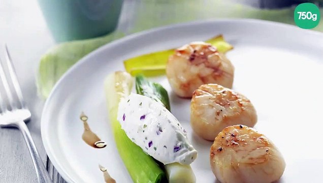 Saint-Jacques caramélisées, poireaux vinaigrette et tartare oignon rouge & coriandre