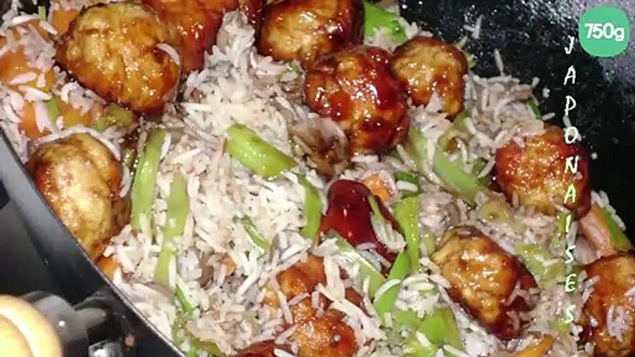 Boulettes de poulet aux accents japonais et leur riz sauté aux légumes