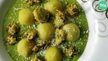 Gnocchis de pommes de terre à la semoule avec son velouté de petits pois et crumble parmesan pistache