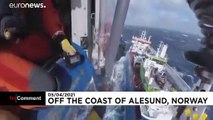 شاهد: إنقاذ طاقم سفينة هولندية واجهت أمواجاً عاتية قبالة الساحل النرويجي