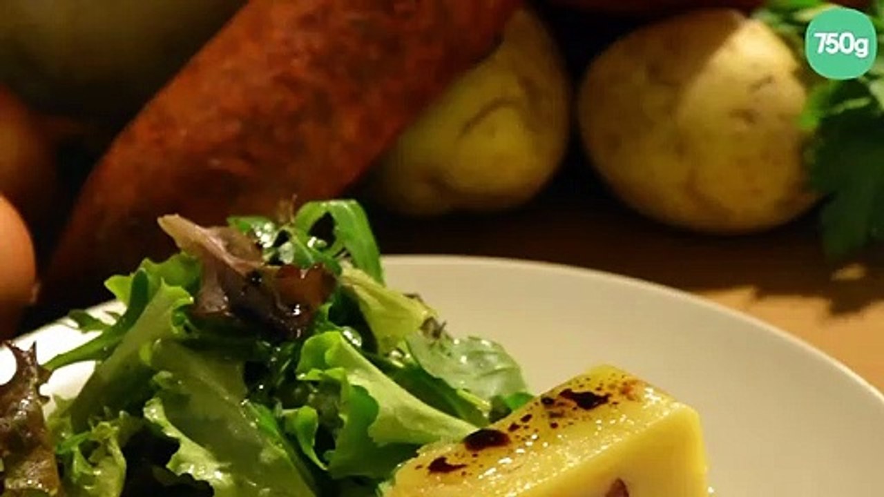 Mille feuilles de pommes de terre confites et saucisses de morteau.