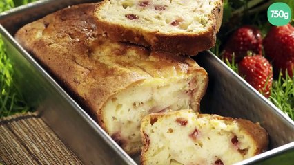 Cake à la rhubarbe et à la fraise