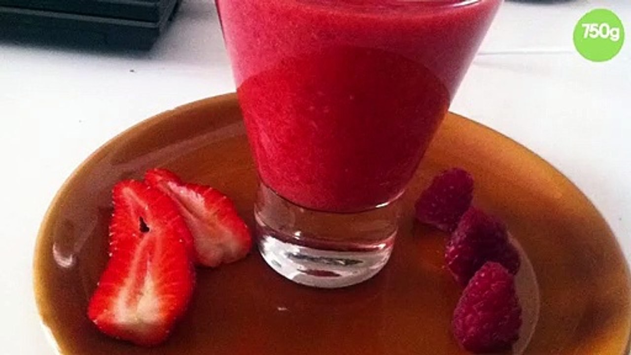 Smoothie sans sucre : fraises, bananes, framboises, citron, oranges pamplemousse