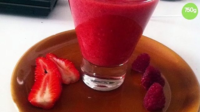 Smoothie sans sucre : fraises, bananes, framboises, citron, oranges pamplemousse
