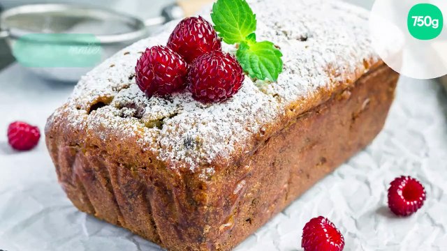 Cake à la noix de coco, aux framboises et aux pépites de chocolat au lait