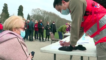 Tải video: Haute-Savoie : La famille d'un homme de 63 ans décédé en mars en de multiples thromboses, après avoir été vacciné avec AstraZeneca, dépose plainte pour 