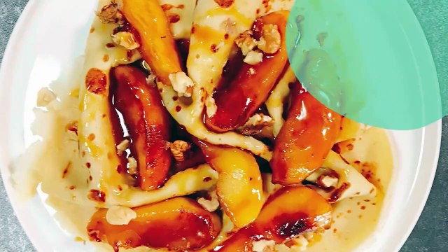 Crêpes aux pommes poêlées, sauce caramel beurre salé et noix