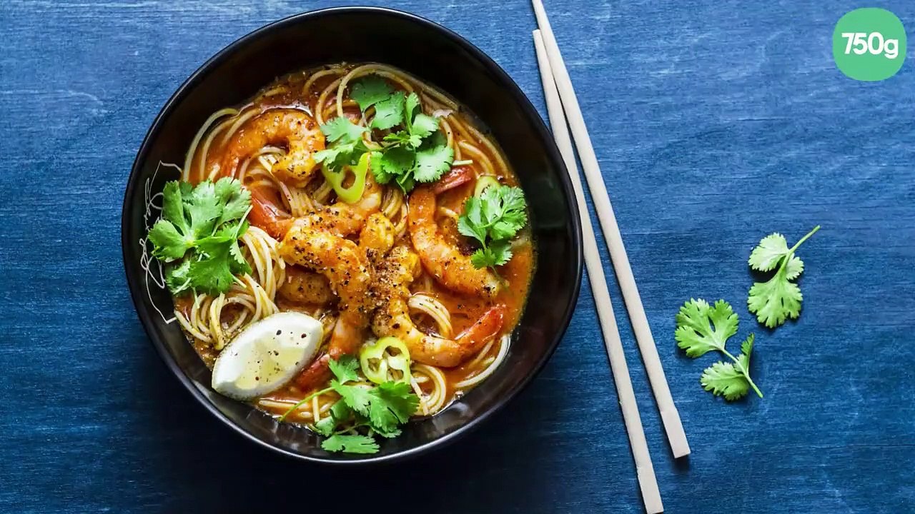 Curry de crevettes au lait de coco, nouilles et coriandre