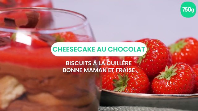 Cheesecake au chocolat, biscuits à la cuillère et fraise