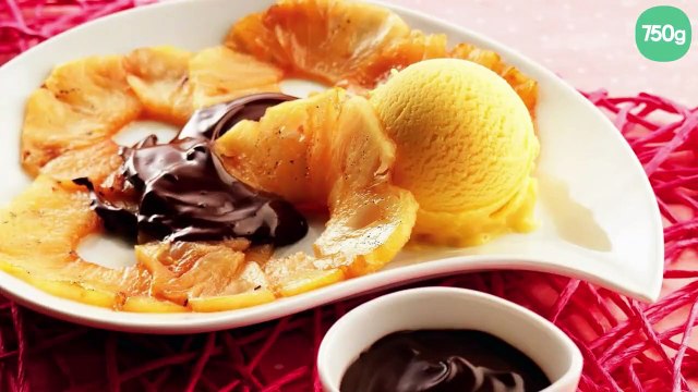 Carpaccio d'ananas sauce chocolat