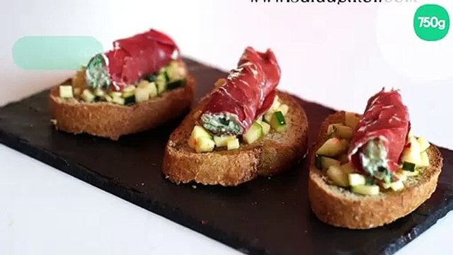 Crostinis au tartare de courgettes marinées, roulé de Bresaola aux arômes d'Italie