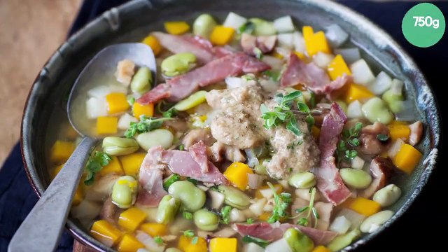 Bûcheronne (« minestrone de la forêt » avec pesto brun de champignons, châtaignes et fèves, légumes d’hiver, lard)