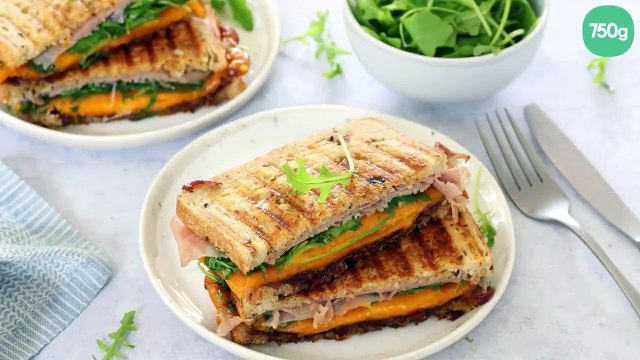 Croque-monsieur au confit d’oignon, cheddar, jambon et roquette