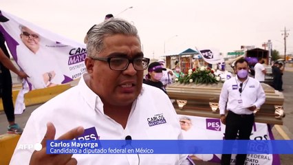 Candidato arranca campaña en el norte de México dentro de un ataúd