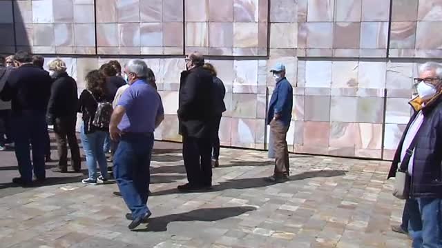 Caos en Santiago de Compostela en el primer día de vacunacines masivas