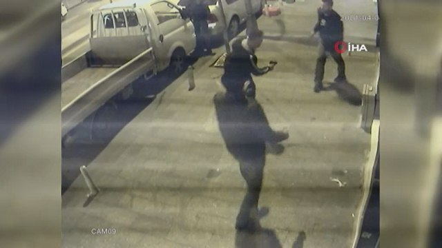 Döner bıçağıyla saldırdı, dört kurşunla vuruldu