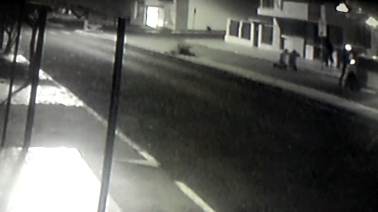 Câmera flagra momento em que bandidos teriam utilizado explosivos para abrir a porta de um banco, em Campo Bonito