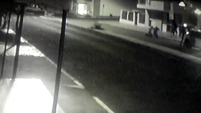 Câmera flagra momento em que bandidos teriam utilizado explosivos para abrir a porta de um banco, em Campo Bonito