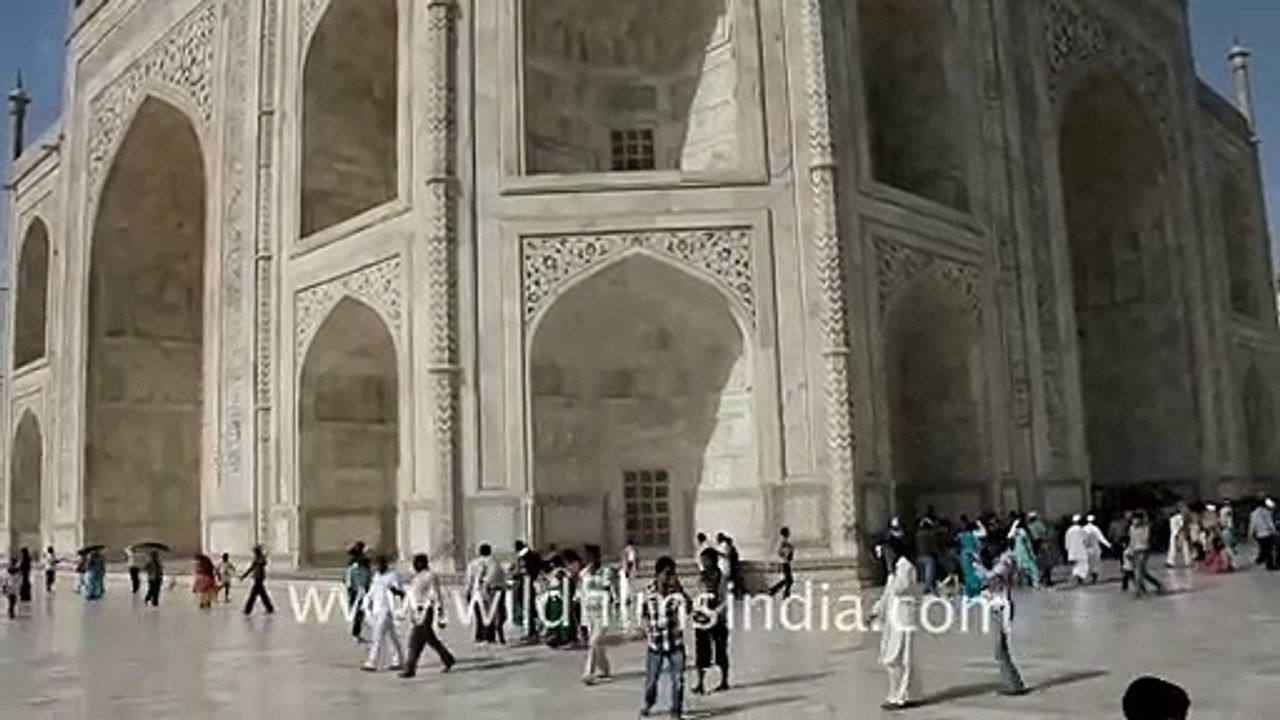 The Taj Mahal mosque stands next to the Taj!!