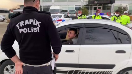 Uygulama yapan polislerden çocuk hassasiyeti