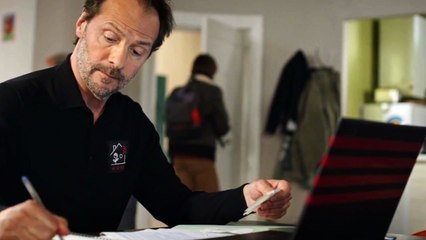 Plus belle la vie : Franck espionne Kévin et Émilie en pleine action