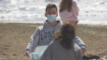 Sanidad propone mascarilla en la playa solo para pasear y si no hay distancia
