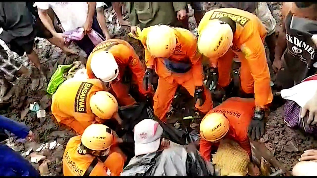 Suche nach Vermissten nach Unwetter in Indonesien