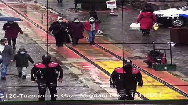 Bursa polisi Kovid-19 tedbirleri kapsamında maske takmayan vatandaşları kameradan tespit edip uyarıyor