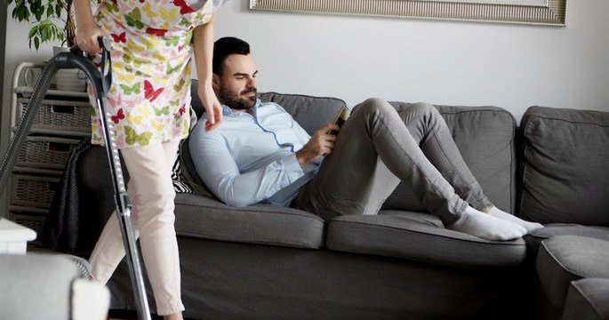 Portugal : un mari paresseux, qui a refusé de faire le ménage pendant 30 ans, a été condamné à verser 60 000 € à son ex-femme