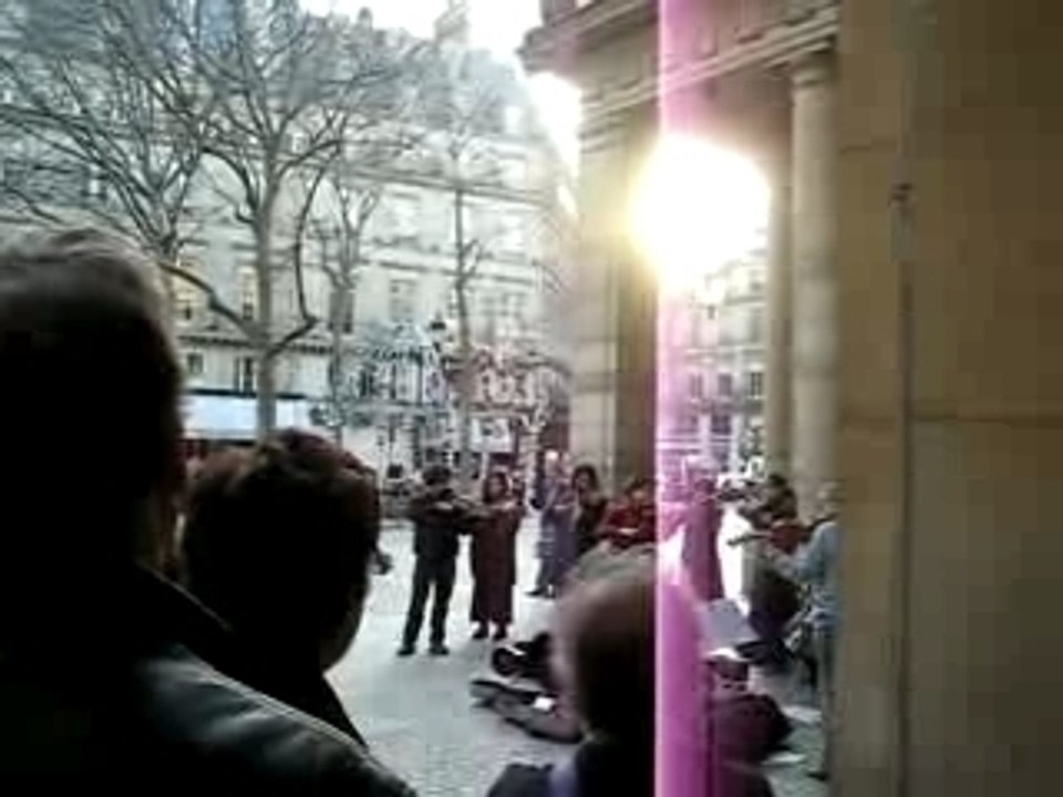 Paris - Tuileries sunny day and palais royal 004