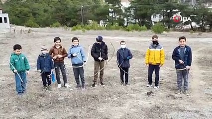 Ağaç dallarından yaptıkları ok ve yayla Türk okçularına özendiler