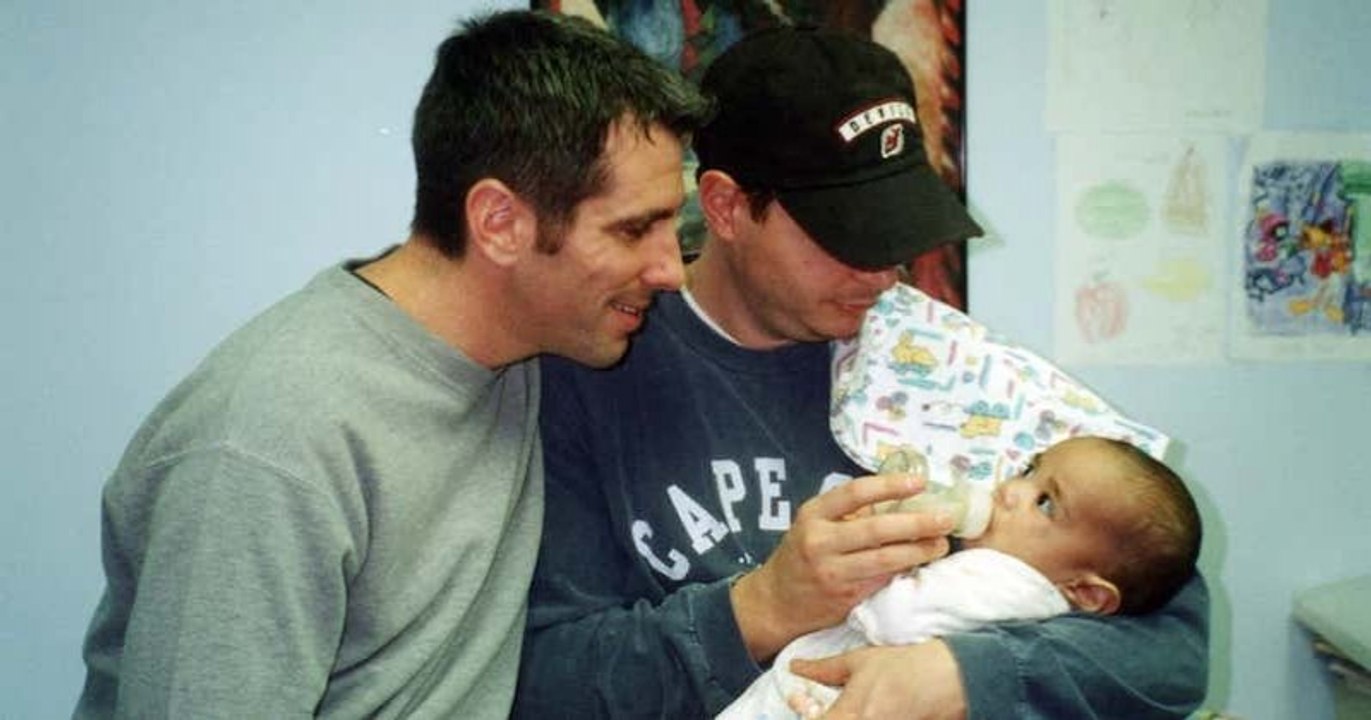 Il y a 20 ans, un couple retrouvait un bébé abandonné dans le métro et l'ont adopté, formant aujourd'hui une belle famille