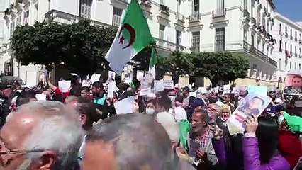 Algérie: manifestation d'étudiants réclamant la libération de détenus