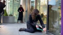 'Mejor ventanas rotas que promesas rotas' es el lema de una protesta ecológica en Londres