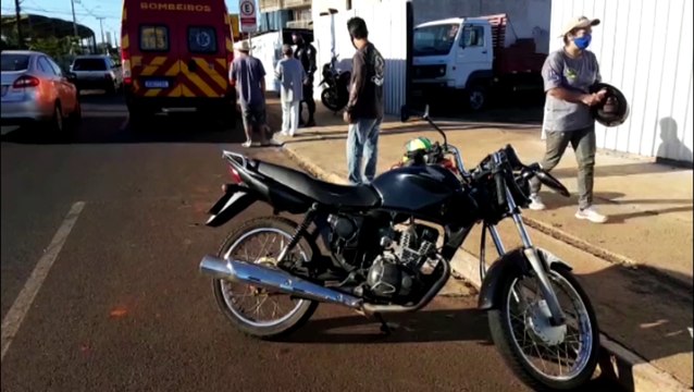 Jovem de 23 anos fica ferido em colisão entre carro e moto no Bairro Santa Cruz
