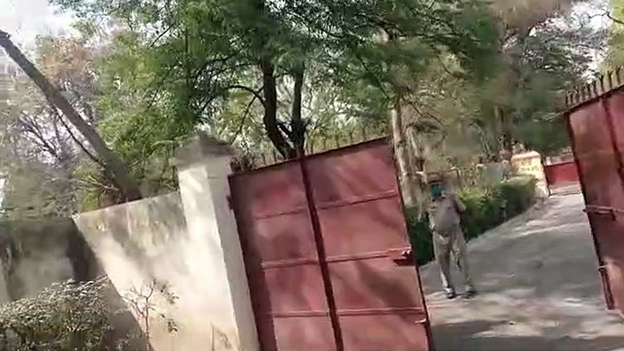 खुद की फ़टी कमीज हाथ मे लहराते हुए डीएम आवास पर चिल्लाते रहे विधायक धीरज ओझा