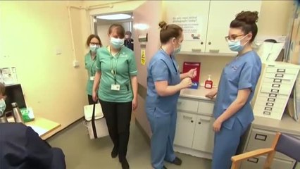 Reino Unido empieza a inocular el fármaco de Moderna