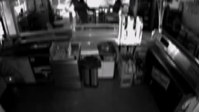 Impresionante alunizaje, robo y huída de tres ladrones en un bar de Valladolid