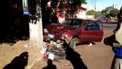 Motocicleta fica destruída após ser prensada entre carro e poste na Região Central