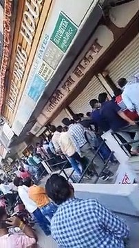 रेमडेसिविर इंजेक्शन के लिए दवा बाजार में उमड़े सैंकड़ों लोग, नहीं मिल रहा है बाजार में, कालाबाज़ारी जारी